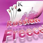 Cărți de joc suprapuse cu o ilustrație a Catedralei Sfântul Vasile pe fundal roz și textul Russian Freecell