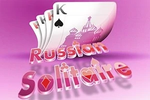 Cărți de joc cu simboluri în formă de inimă și textul Russian Solitaire pe un fundal roz
