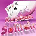 Cărți de joc cu simboluri în formă de inimă și textul Russian Solitaire pe un fundal roz