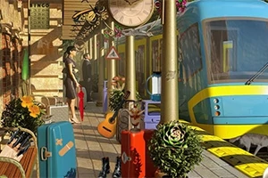 Peronul unei gări cu un tren colorat, bagaje, plante, un ceas mare și oameni așteptând