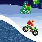 Moș Crăciun pe o motocicletă verde urcând un deal înzăpezit, cu brazi împodobiți și cadouri zburătoare în fundal