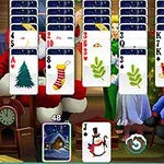 Cărți de joc cu tematică de Crăciun, aranjate în rânduri peste o imagine de fundal cu Moș Crăciun și decoruri de sărbători