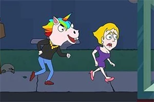 Un personaj cu cap de unicorn colorat și o femeie blondă alergând pe un trotuar noaptea