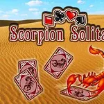Scorpion și cărți de joc pe un fundal de deșert