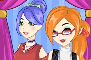 Două personaje animate stau una lângă alta, cu păr albastru și portocaliu, îmbrăcate colorat, pe un fundal cu draperii roz