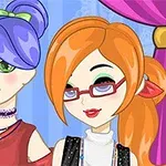 Două personaje animate stau una lângă alta, cu păr albastru și portocaliu, îmbrăcate colorat, pe un fundal cu draperii roz