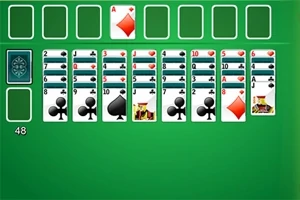 Joc de cărți solitaire cu cărți aranjate pe un fundal verde