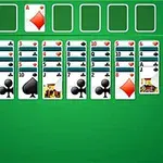 Joc de cărți solitaire cu cărți aranjate pe un fundal verde