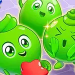 Trei personaje animate verzi, cu expresii vesele, pe un fundal colorat