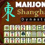 Textul „Mahjong Shanghai Dynasty” este scris deasupra unui set de piese de mahjong aranjate pe un fundal maro