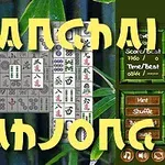 Text galben Shanghai Mahjong peste un fundal cu piese de mahjong și bambus