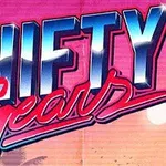 Textul Shifty Gears scris într-un stil retro cu un fundal roz, palmieri și un soare apunând