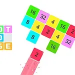 Blocuri colorate cu numere și textul „Shoot and Merge” pe fundal alb