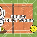 O persoană desenată stilizat într-un costum de toaletă cu mingi de tenis în jur, pe un teren de tenis, cu textul Skibidi Toilet Tennis