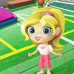 Personaj animat cu ochi mari și păr blond sărind coarda într-o sală de sport