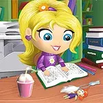 Fată animată cu păr blond citind o carte la o masă, înconjurată de cărți, creioane colorate și o băutură, într-o bibliotecă