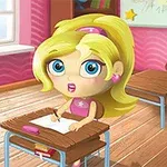 Fată blondă cu ochi mari, stând la un birou într-o sală de clasă roz, scriind pe o foaie de hârtie