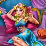 Prințesă blondă cu coroană și rochie albastră, stând pe un pat roz, înconjurată de produse de îngrijire