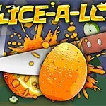 Un cuțit taie o portocală, cu suc și bucăți de fruct zburând în jur, pe un fundal animat cu copaci și nori, având textul SLICE-A-LOT deasupra