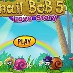 Două melci colorați într-un decor de poveste cu ciuperci și un curcubeu, alături de un buton mare pe care scrie PLAY