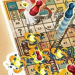 Planșă colorată de joc cu pioni roșii, galbeni și albaștri, săgeți și fantome animate, pe un fundal de pătrate numerotate și scări