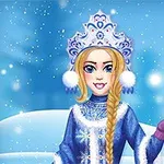 Fată îmbrăcată în haine de iarnă albastre cu decorațiuni de zăpadă, ținând o baghetă magică, pe fundal de iarnă cu fulgi de zăpadă