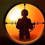 Siluetă de soldat văzută printr-o lunetă de pușcă, cu un apus de soare în fundal