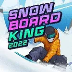 Un snowboarder în echipament portocaliu coboară o pârtie de zăpadă, cu munți și copaci acoperiți de zăpadă în fundal