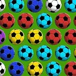 Mingi de fotbal de diferite culori aranjate într-un model pe un fundal verde