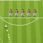 Cinci jucători de fotbal în tricouri roșii formează un zid defensiv, în timp ce un balon este pregătit pentru a fi șutat pe un teren de fotbal