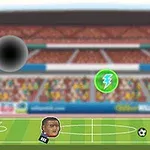 Două personaje animate pe un teren de fotbal, cu o minge și elemente vizuale de putere în fundal