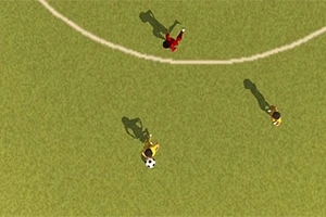 Soccer Simulator Trei jucători animați de fotbal văzuți de sus pe un teren verde, unul conducând mingea