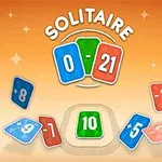 Cărți colorate albastru, verde și roșu cu numere și simboluri matematice pe un fundal portocaliu cu stele