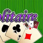 Cărți de joc variate, inclusiv as de inimă roșie și popă de inimă neagră, pe un fundal verde cu text Solitaire deasupra