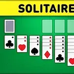 Cărți de joc aranjate pe o masă verde în diferite coloane sub titlul SOLITAIRE