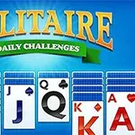 Interfață de joc cu cărți de joc aranjate și textul Solitaire Daily Challenges pe un fundal albastru