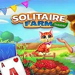 O femeie zâmbitoare cu pălărie de paie, un coș cu căpșuni și un pisoi portocaliu pe un fundal de decor rural, cu cărți de joc în prim plan