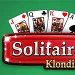 Cărți de joc valete, dame, regi și ași pe un fundal verde cu textul „Solitaire Klondike” într-o casetă roșie
