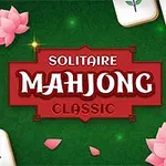 Titluri albe și roșii pentru Solitaire Mahjong Classic pe fundal verde, înconjurate de piese de mahjong și flori de lotus roz