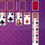 O dispunere de cărți de joc pe un fundal violet cu un design de romburi