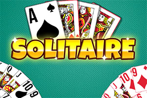 Cărți de joc înfățișând ași și figuri cu textul Solitaire pe un fundal verde