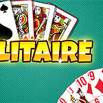 Cărți de joc înfățișând ași și figuri cu textul Solitaire pe un fundal verde