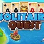 Cartonașe de joc așezate deasupra unui fundal marin cu bărci și verdeață, cu textul „Solitaire Quest” plasat central