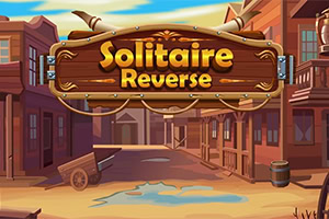 Semn mare din lemn cu textul Solitaire Reverse într-un decor de oraș western, cu clădiri din lemn și cer senin