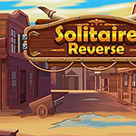 Semn mare din lemn cu textul Solitaire Reverse într-un decor de oraș western, cu clădiri din lemn și cer senin