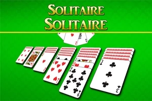 Cărți de joc aliniate pe un fundal verde, cu textul Solitaire deasupra