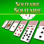 Cărți de joc aliniate pe un fundal verde, cu textul Solitaire deasupra