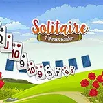 Cărți de joc aranjate în aer pe un fundal cu dealuri verzi și flori roșii, sub un cer albastru cu nori