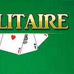 Fundal verde cu litere aurii Solitaire și patru cărți de joc afișate dedesubt