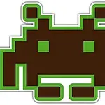 O figură pixelată maro cu o margine verde, având două antene și un model simetric